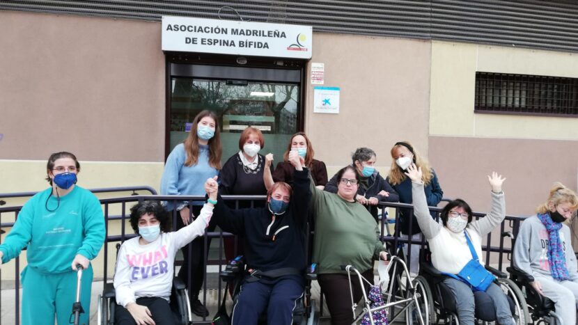 Varias participantes del Centro de Atención Diurna de AMEB, en la presentación del proyecto de igualdad y colocación de la placa de Fundación ’’la Caixa”