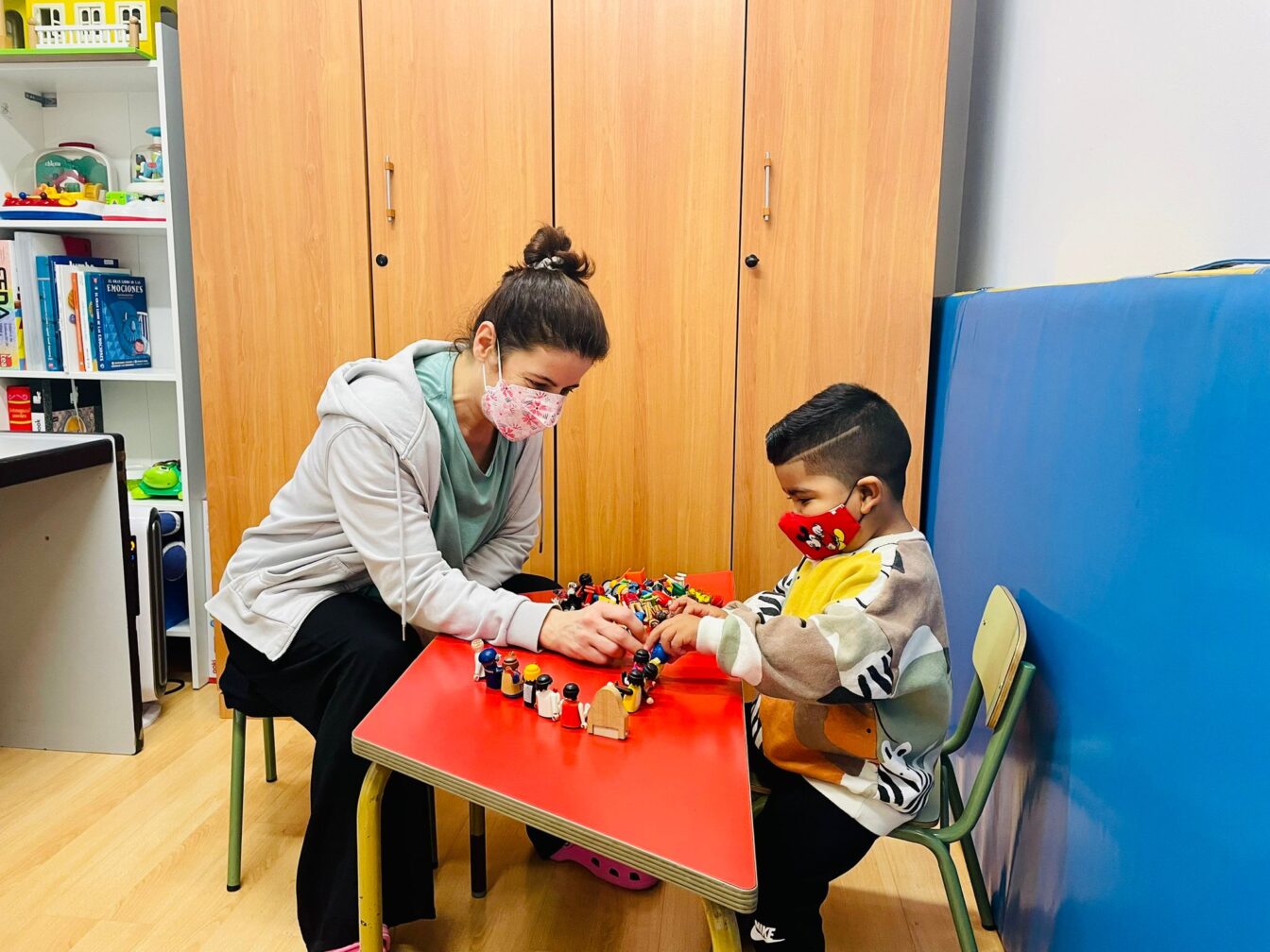 Marina, psicóloga del Centro de Atención a la Infancia y Adolescencia de AMEB, junto a David en una sesión de psicoterapia.